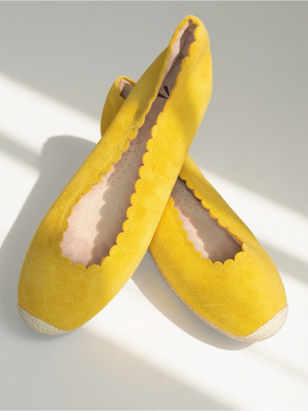 Isaac Mizrahi Live! Dijon Yellow Suede Scalloped Flats NWOB - Size 8